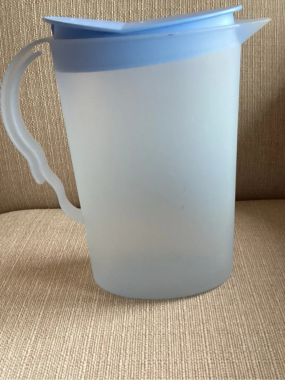 Tupperware pitcher Tupperware Pitcher 3333B Baby Blue Impressions Slim